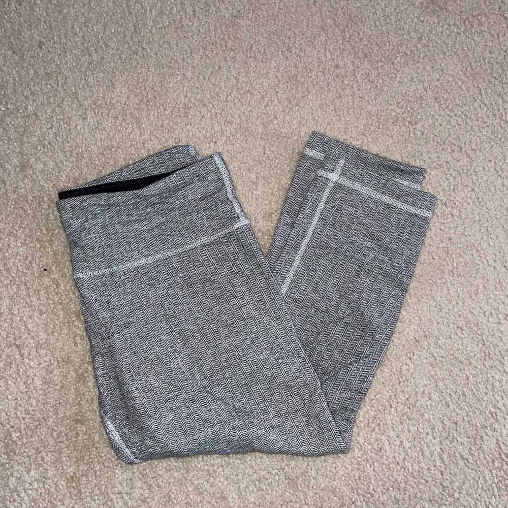 Lululemon Sz. 6 Grey  Cropped Leggings!
